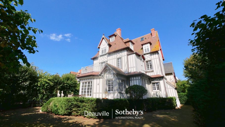 villa 12 Rooms for sale on DEAUVILLE (14800)