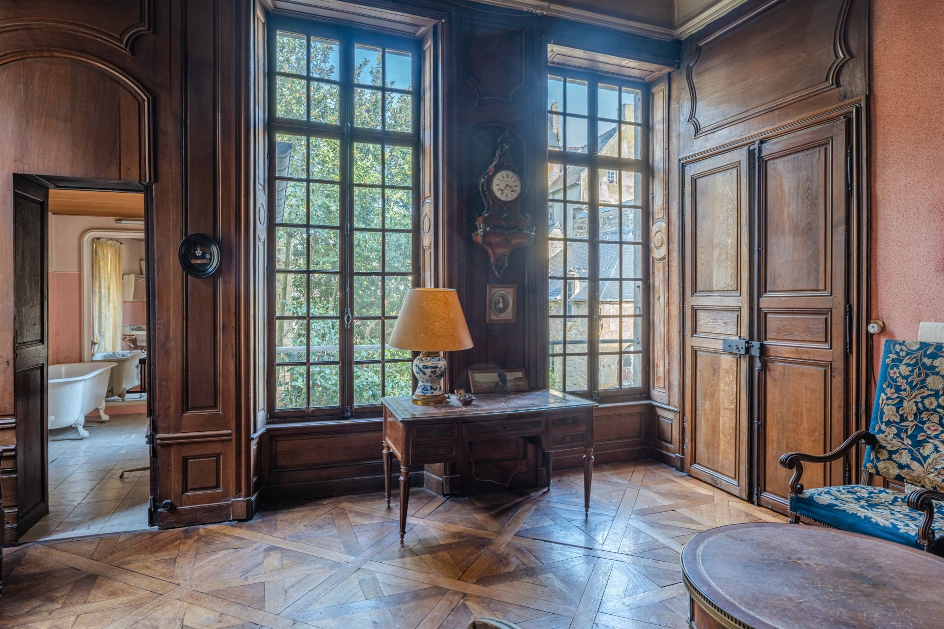 house 15 Rooms for sale on BAYEUX (14400)