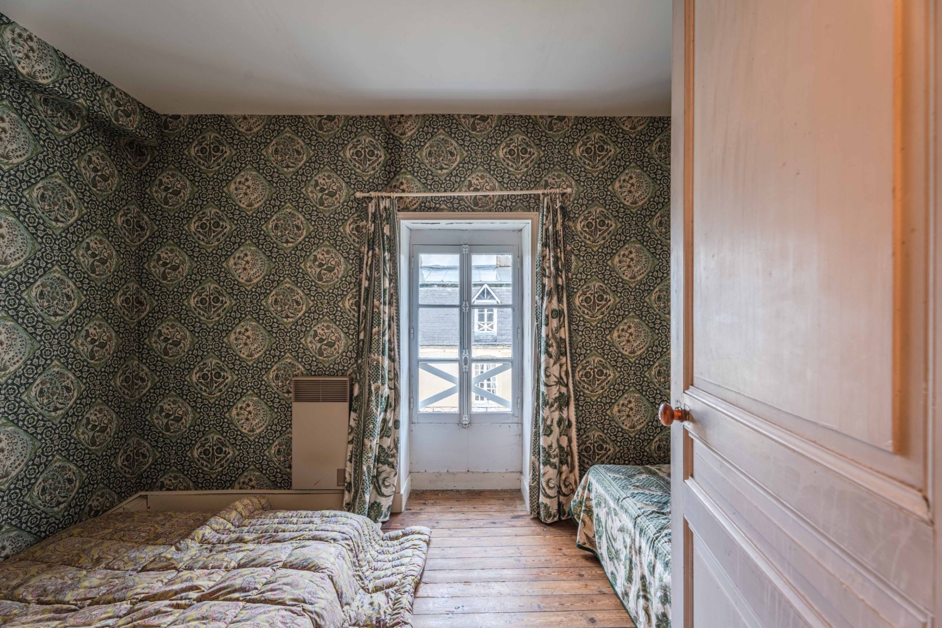 house 14 Rooms for sale on BAYEUX (14400)