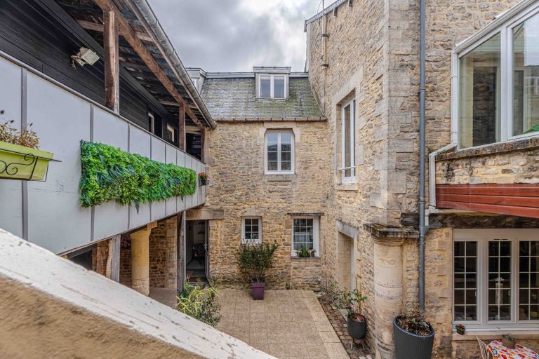 house 15 Rooms for sale on BAYEUX (14400)