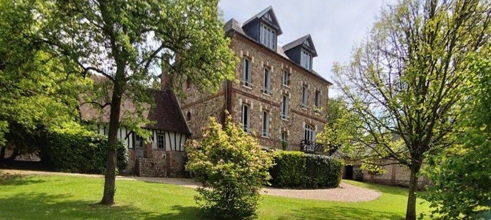 mansion 10 Rooms for sale on BERNAY (27300)