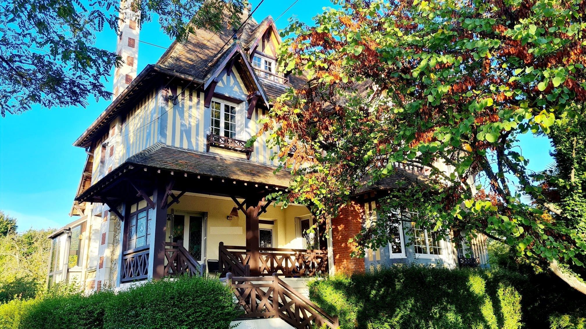 Norman house 9 Rooms for sale on PONT L EVEQUE (14130)