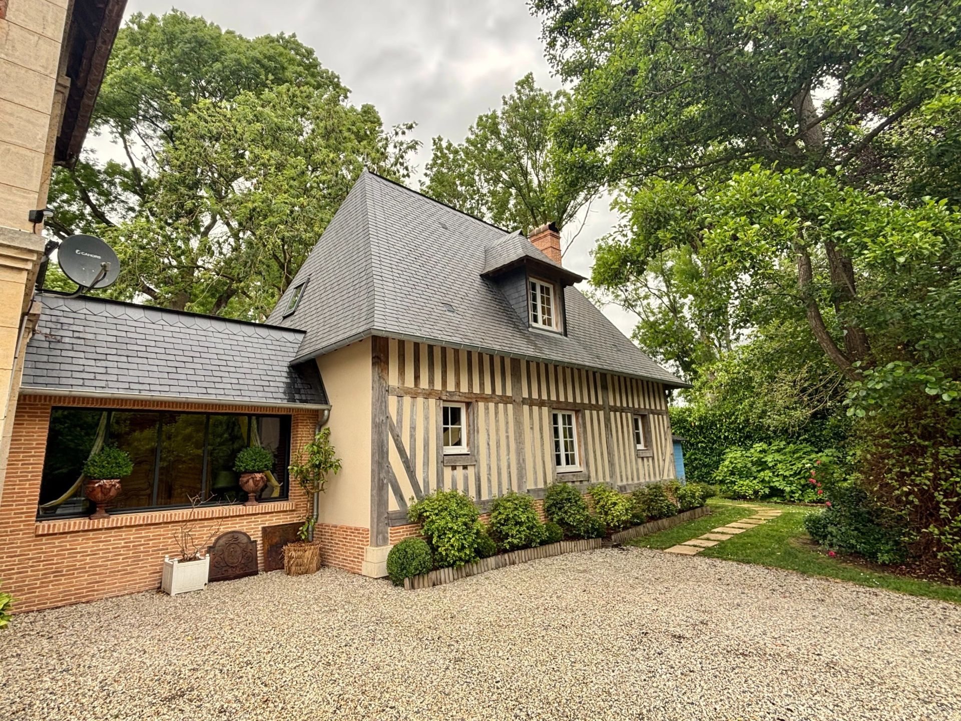 house 12 Rooms for sale on TOURGEVILLE (14800)