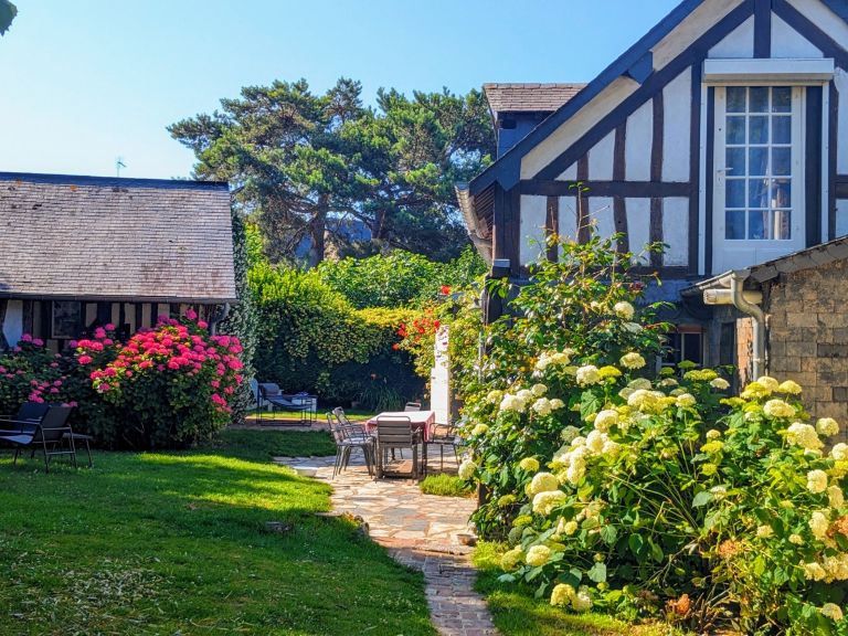 house 7 Rooms for sale on DEAUVILLE (14800)