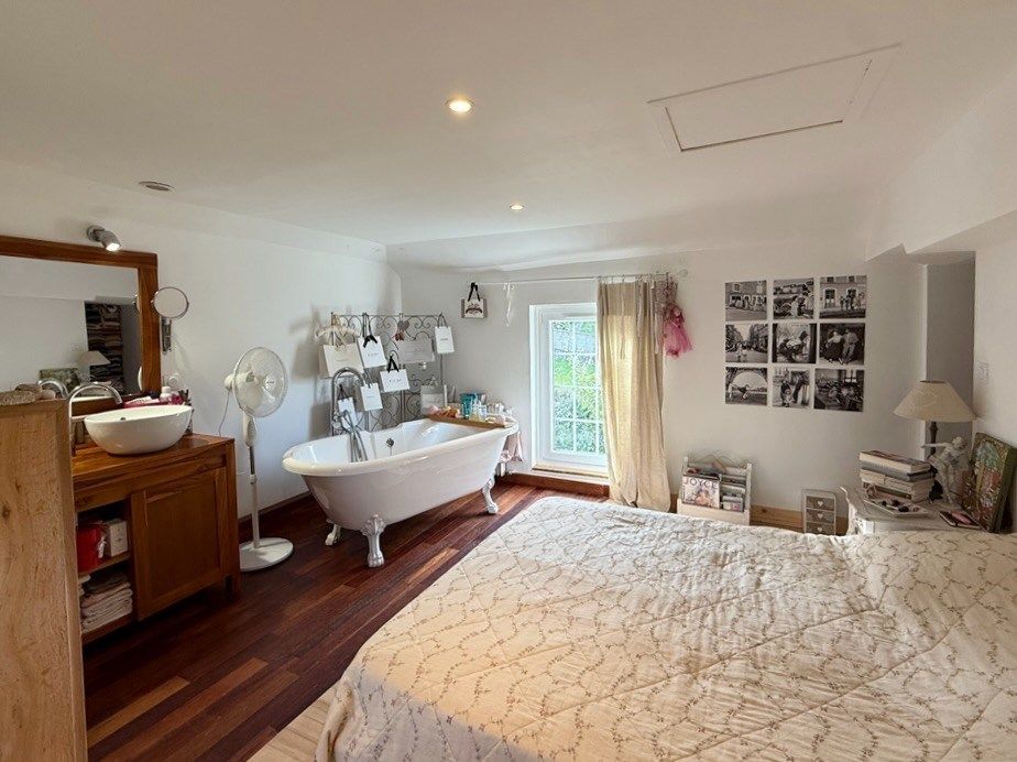 Norman house 8 Rooms for sale on MANNEVILLE LA PIPARD (14130)