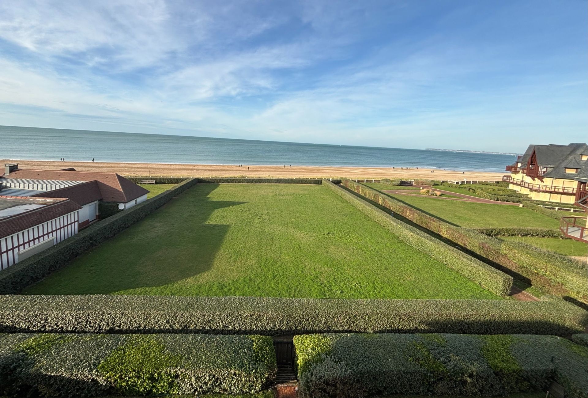 apartment 5 Rooms for sale on BENERVILLE SUR MER (14910)