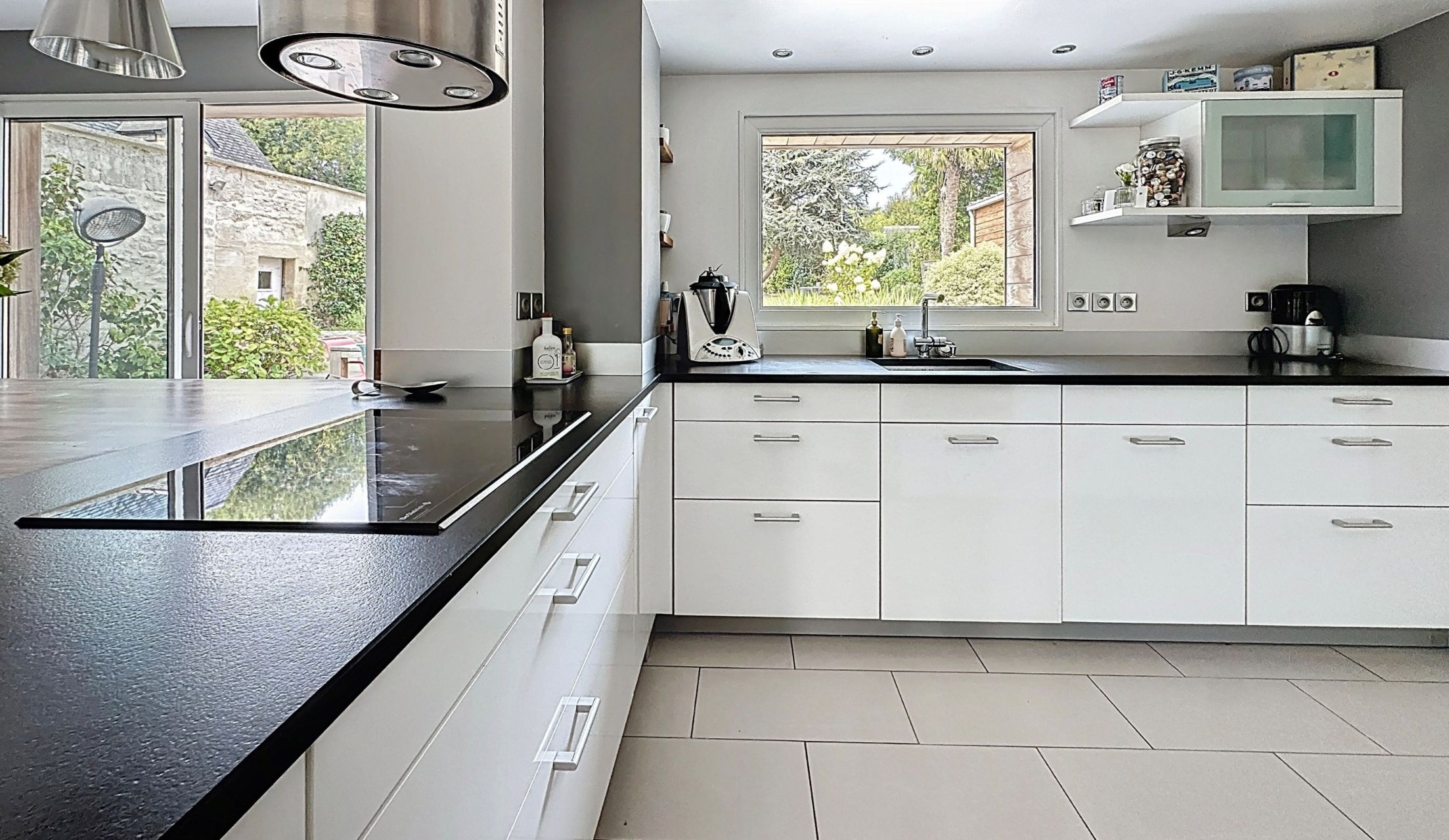 house 8 Rooms for sale on BAYEUX (14400)