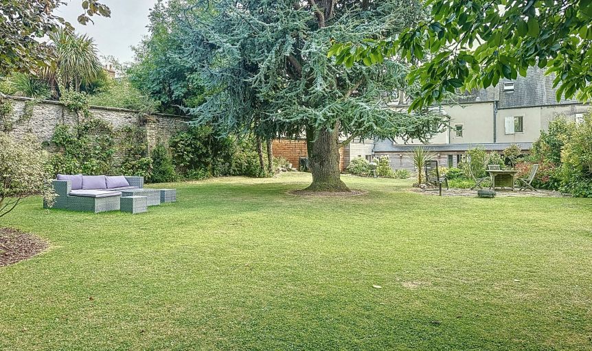 house 8 Rooms for sale on BAYEUX (14400)