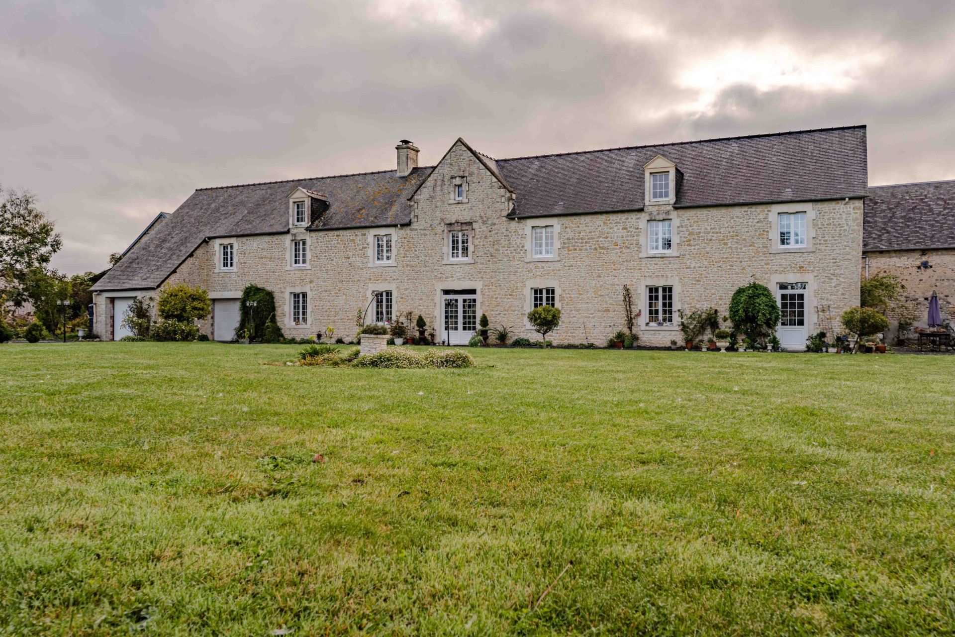 house 6 Rooms for sale on BAYEUX (14400)
