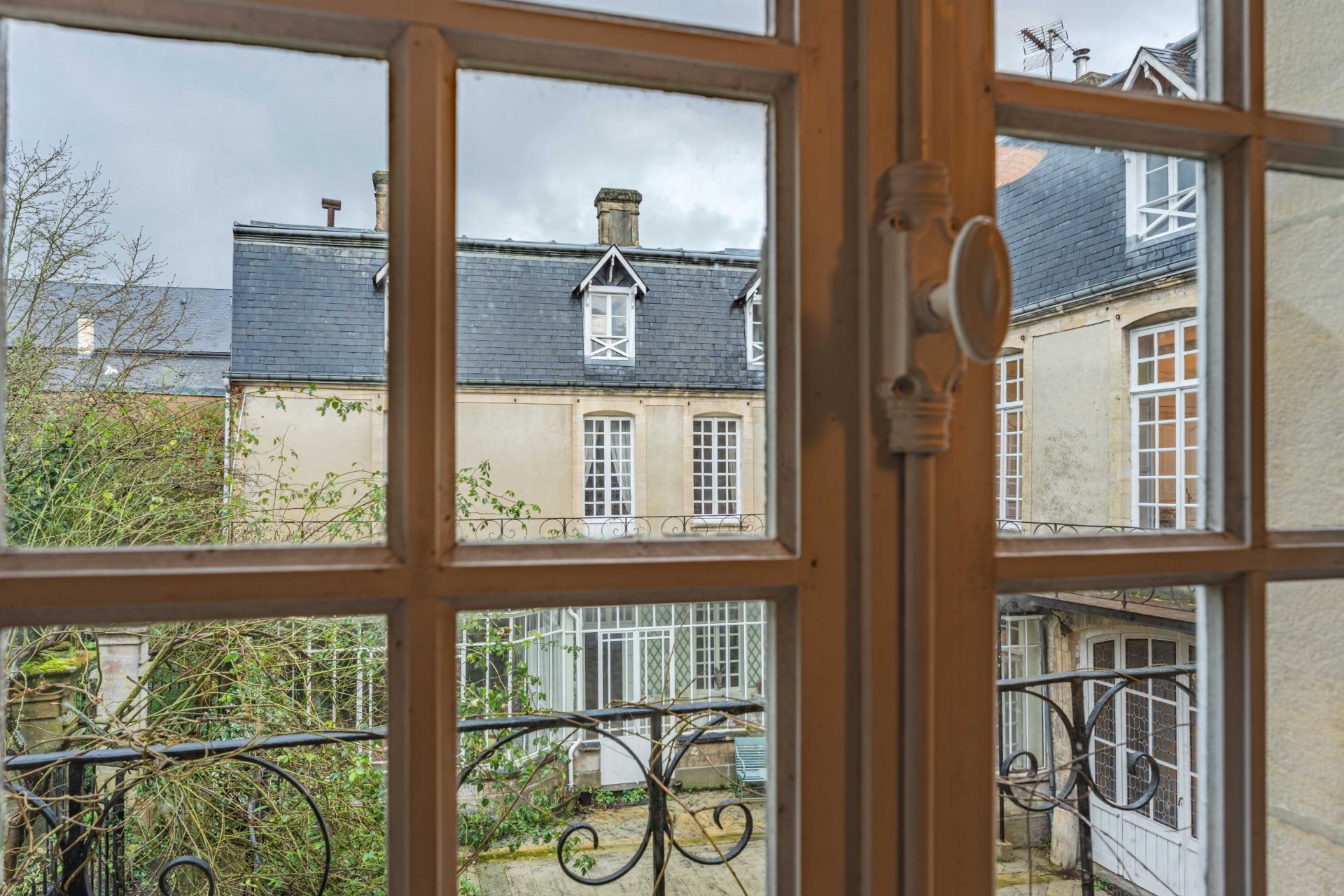 house 14 Rooms for sale on BAYEUX (14400)