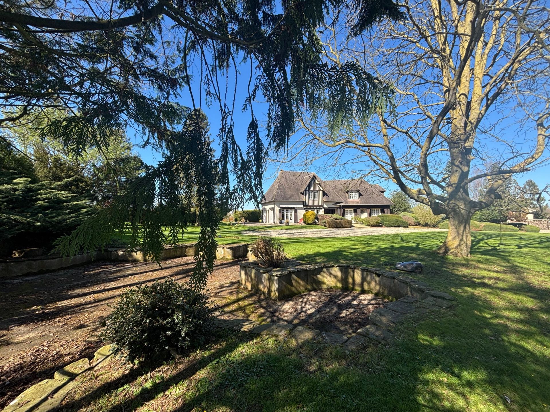 house 9 Rooms for sale on BAYEUX (14400)