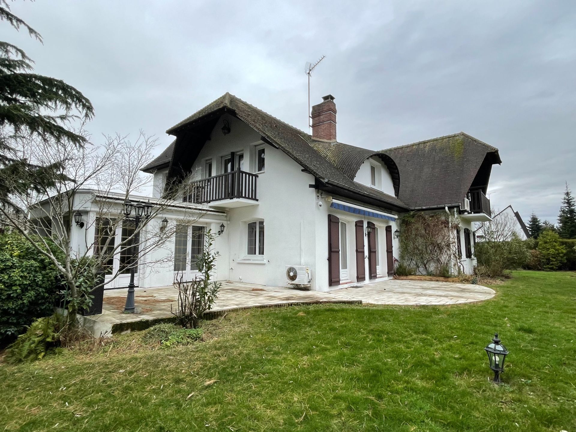 mansion 9 Rooms for sale on ST ETIENNE DU ROUVRAY (76800)