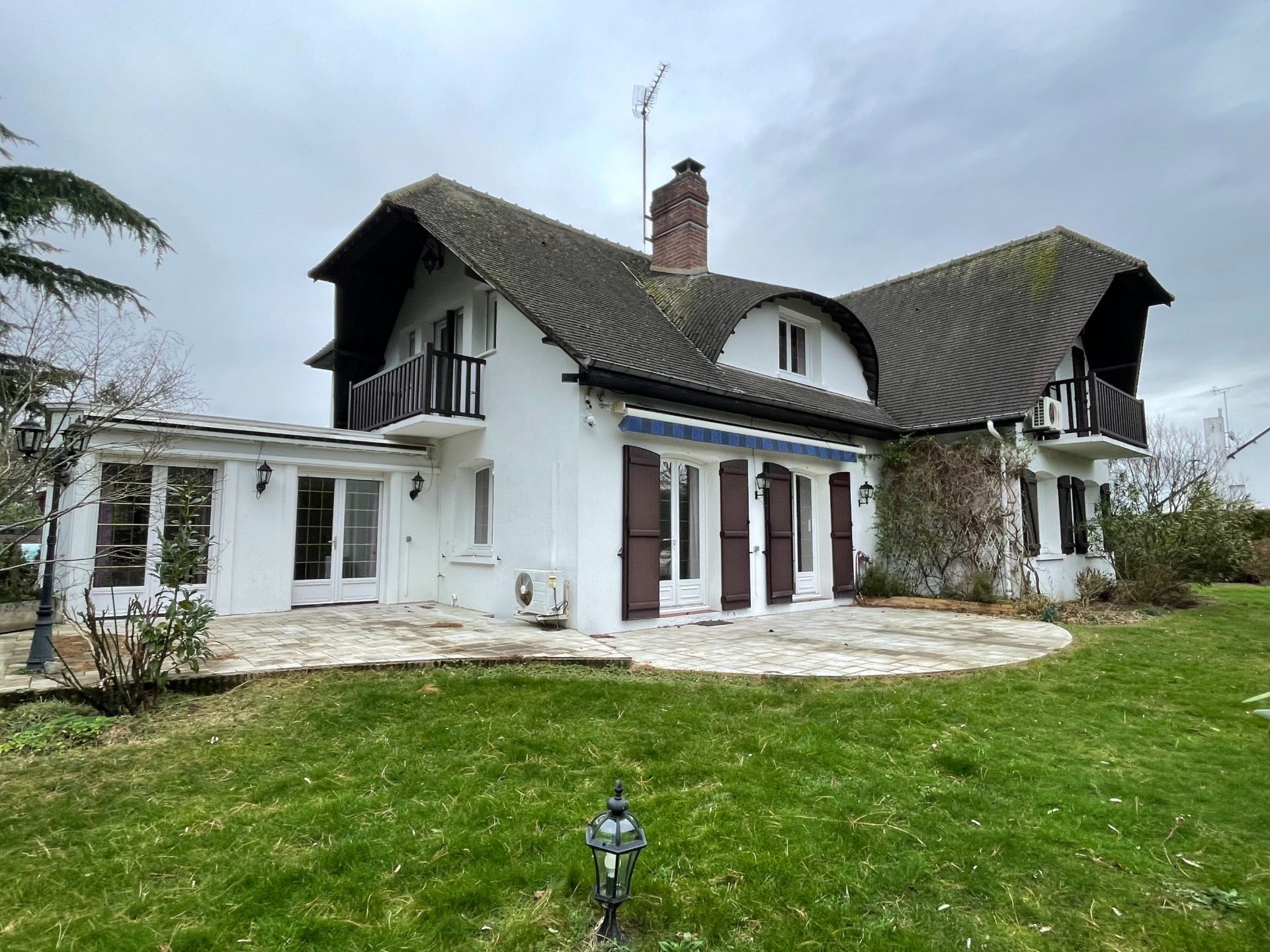 mansion 9 Rooms for sale on ST ETIENNE DU ROUVRAY (76800)