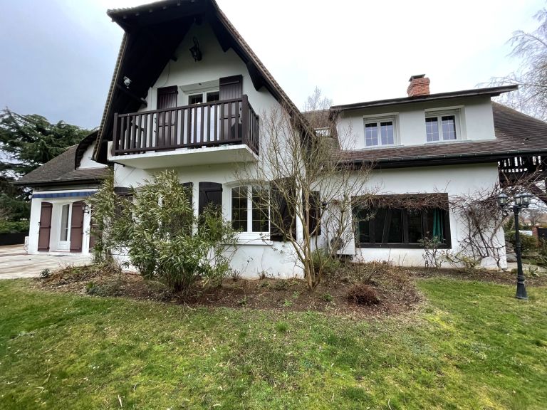 mansion 9 Rooms for sale on ST ETIENNE DU ROUVRAY (76800)