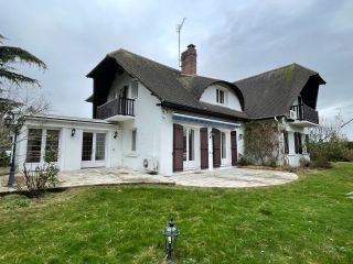mansion 9 Rooms for sale on ST ETIENNE DU ROUVRAY (76800)