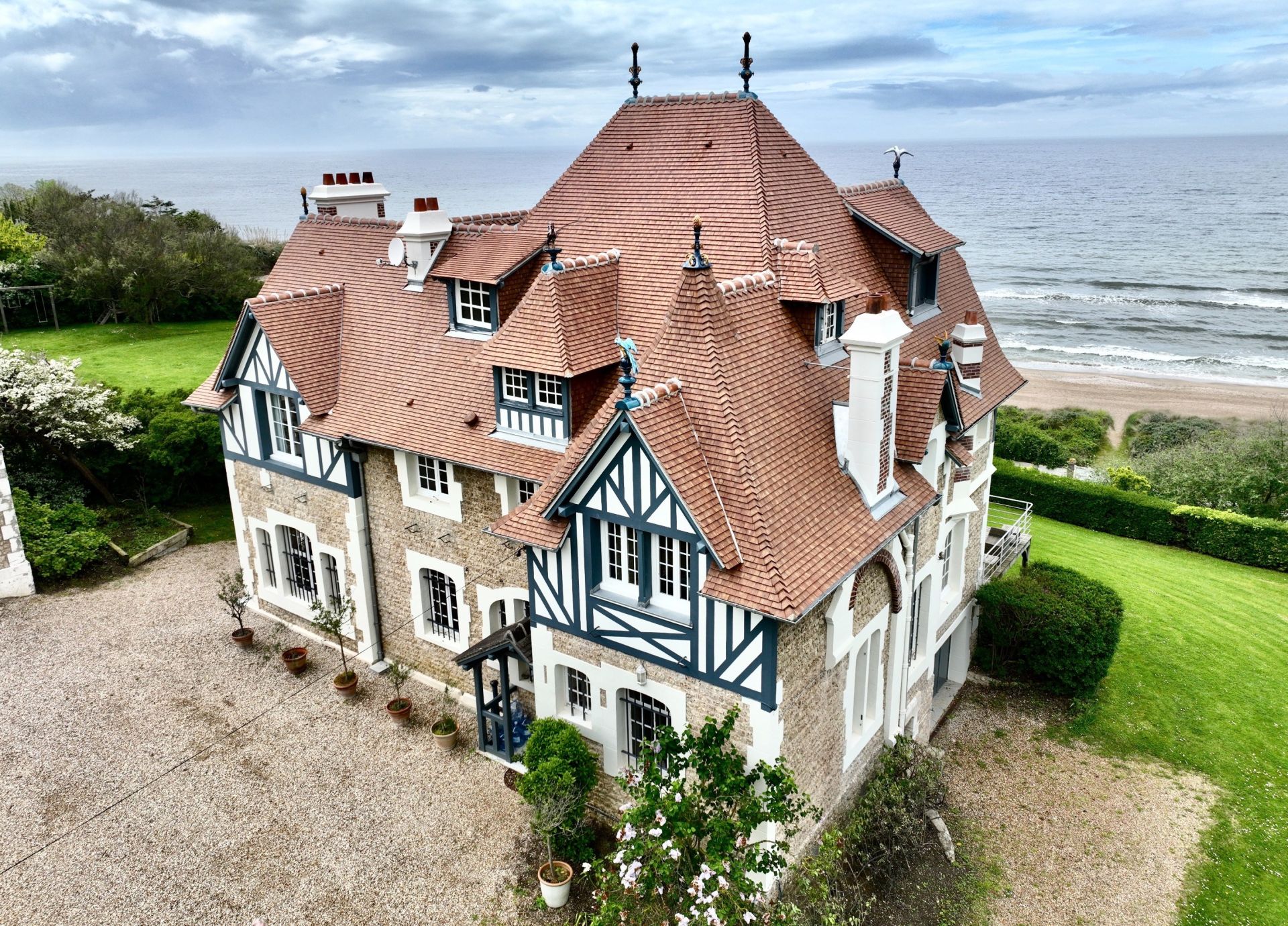 house 11 Rooms for seasonal rent on BENERVILLE SUR MER (14910)