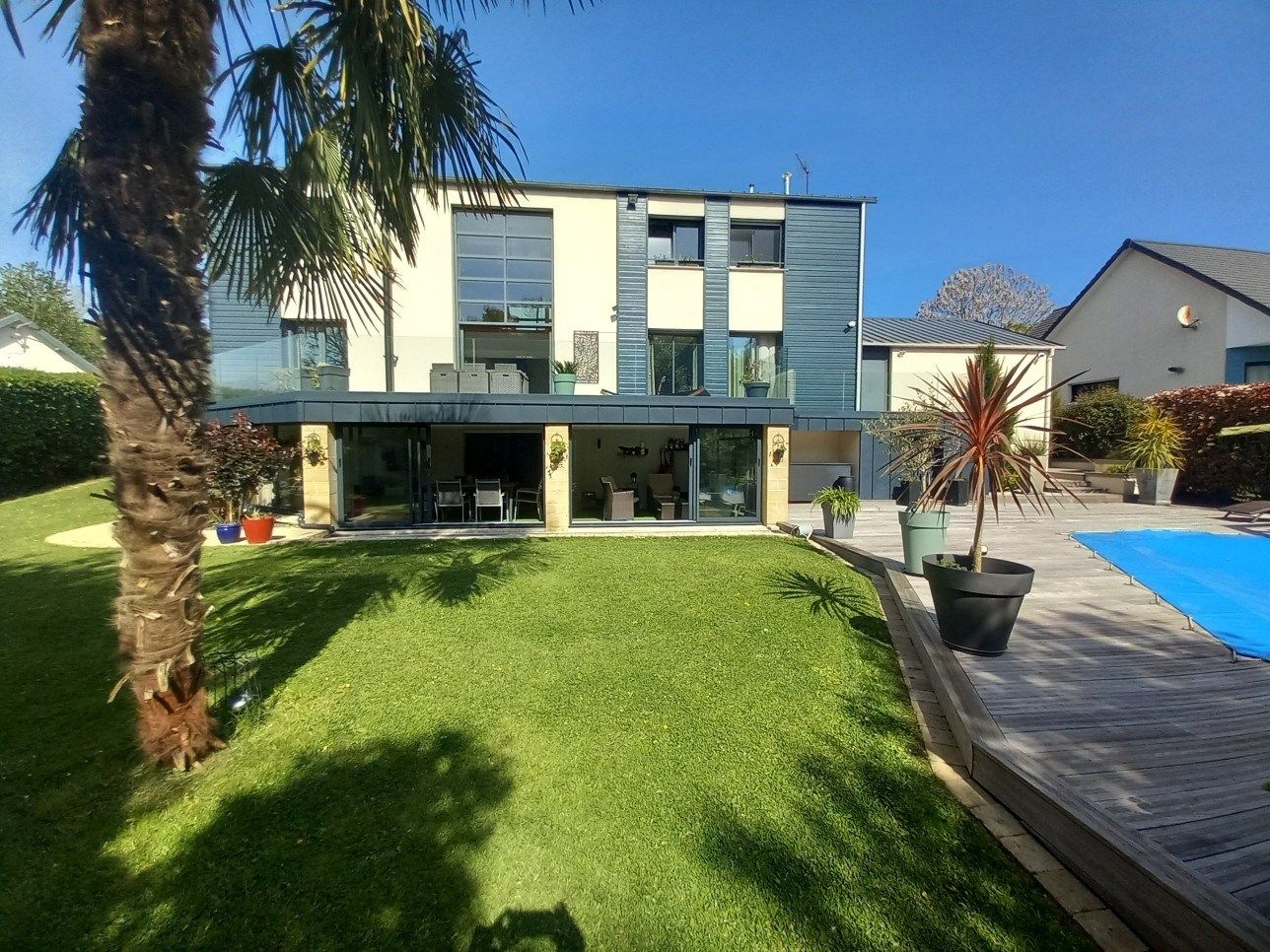 house 10 Rooms for sale on MALAUNAY (76770)