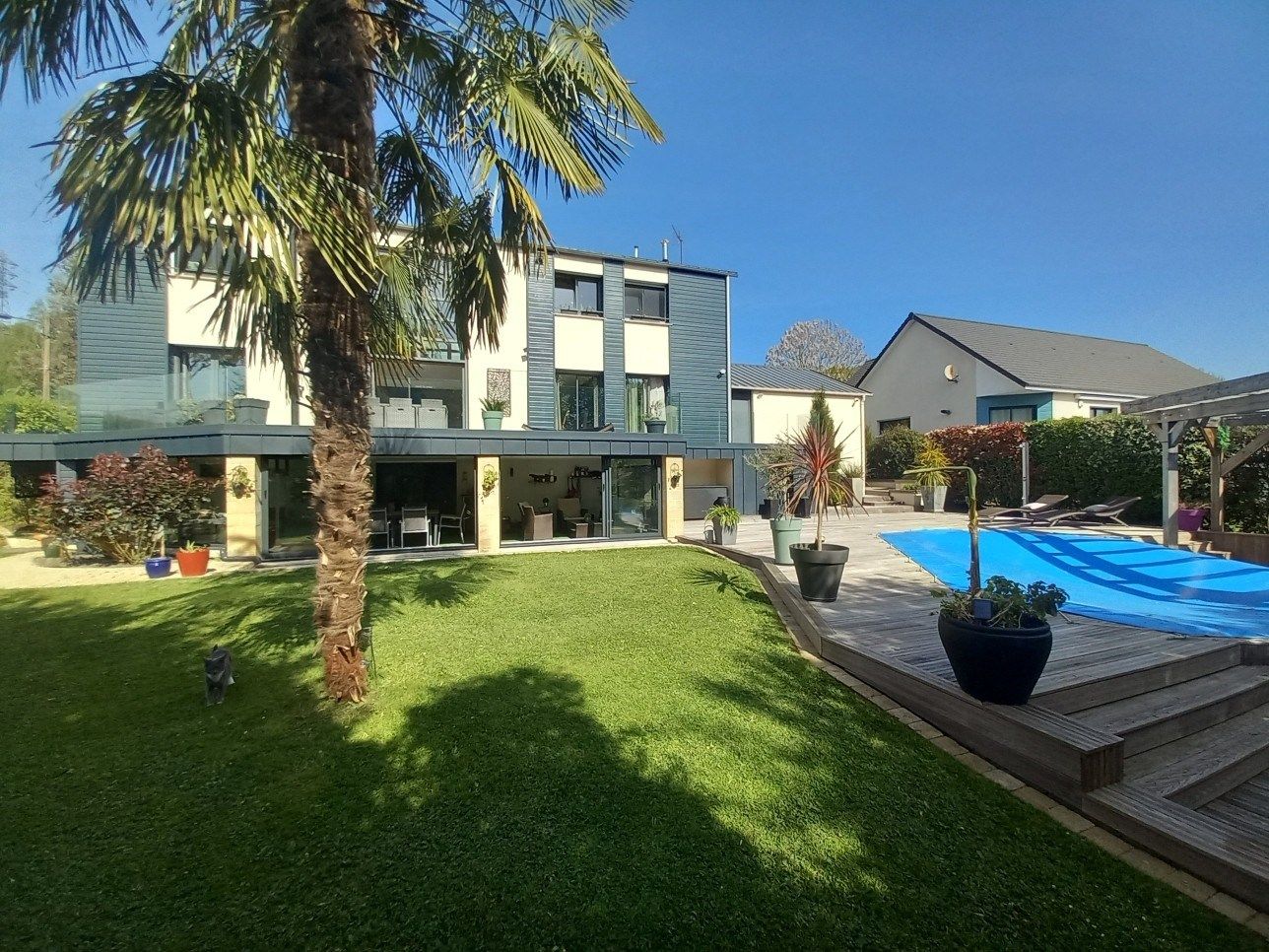 contemporary house 10 Rooms for sale on MALAUNAY (76770)
