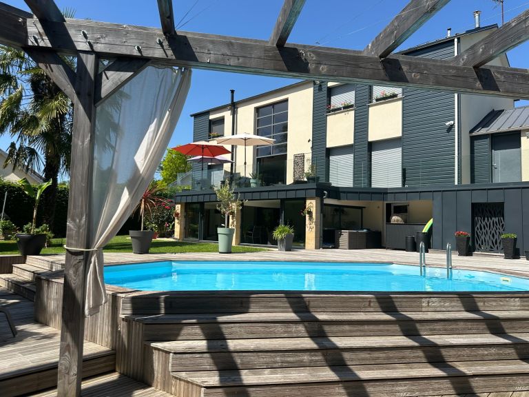 contemporary house 10 Rooms for sale on MALAUNAY (76770)