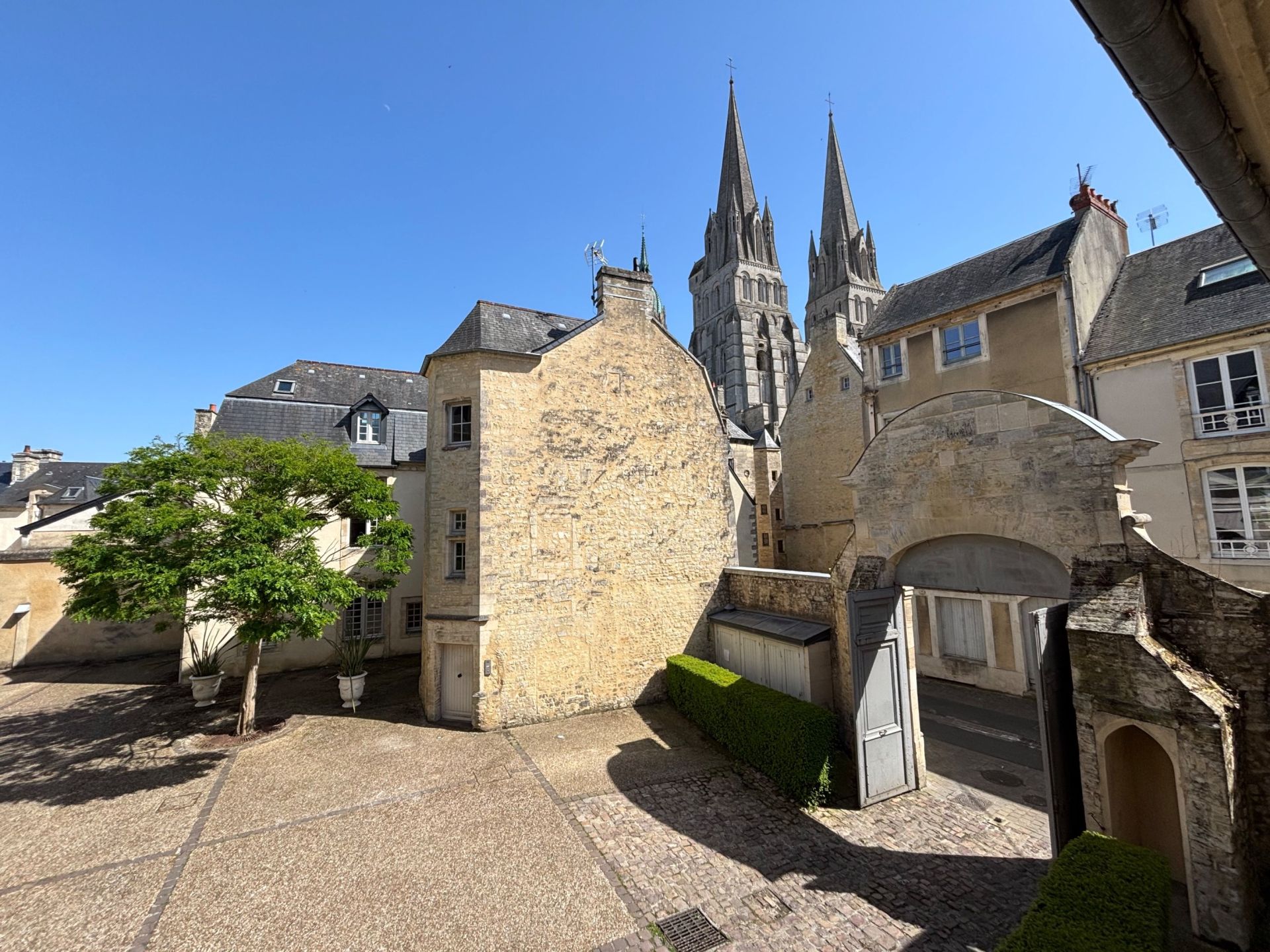 house 4 Rooms for sale on BAYEUX (14400)