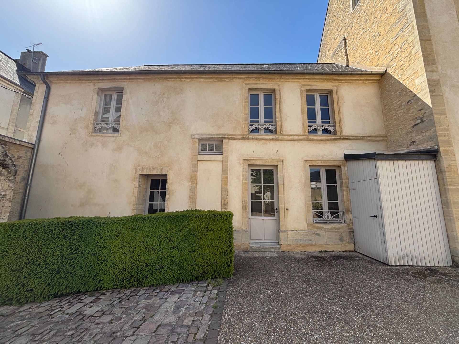 house 4 Rooms for sale on BAYEUX (14400)