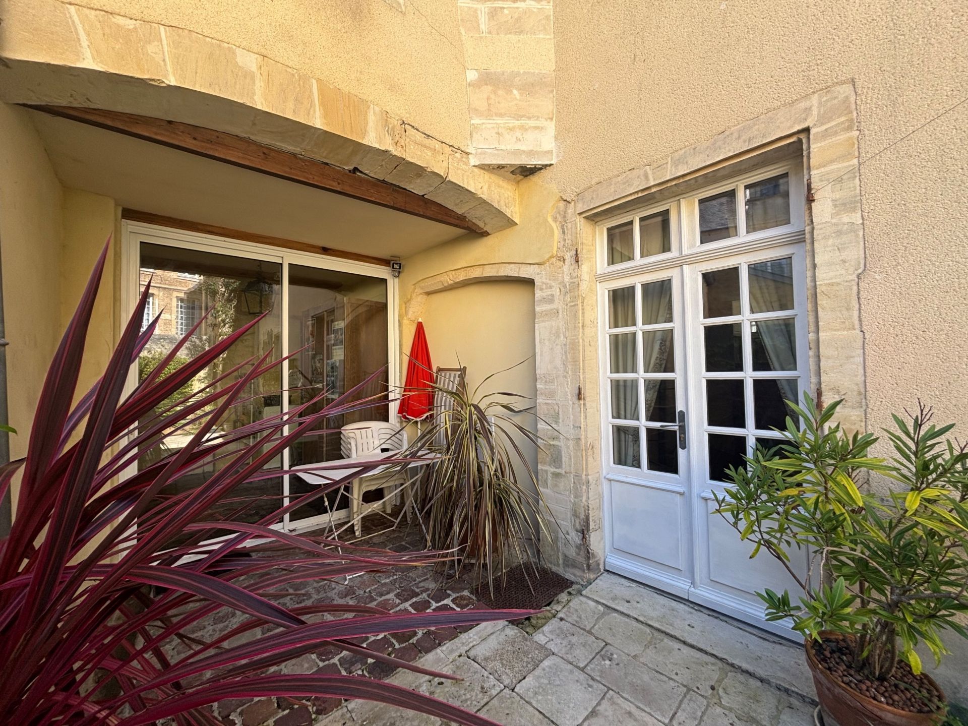 house 11 Rooms for sale on BAYEUX (14400)
