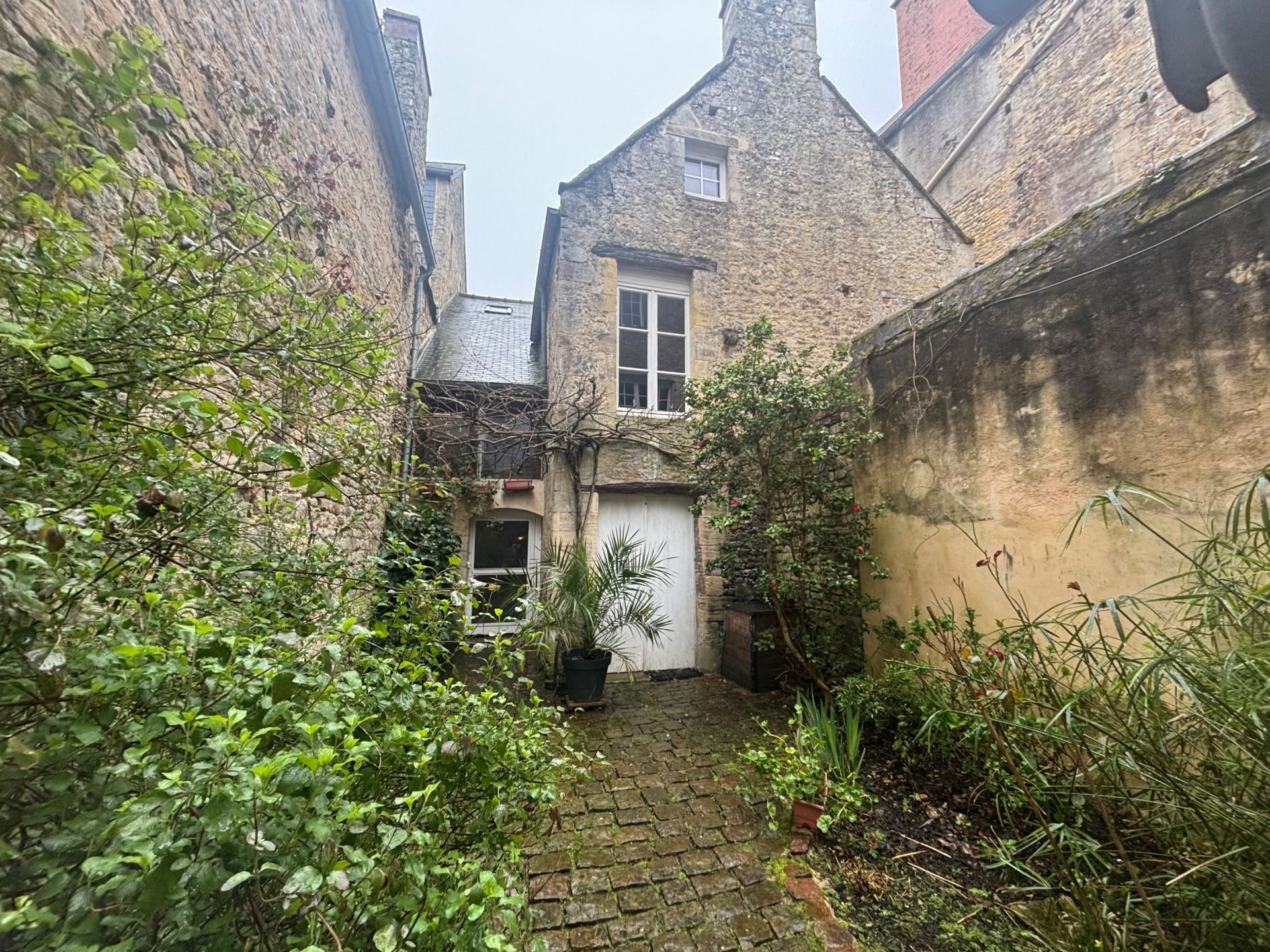 house 11 Rooms for sale on BAYEUX (14400)