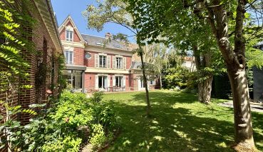 house 8 Rooms for sale on DEAUVILLE (14800)