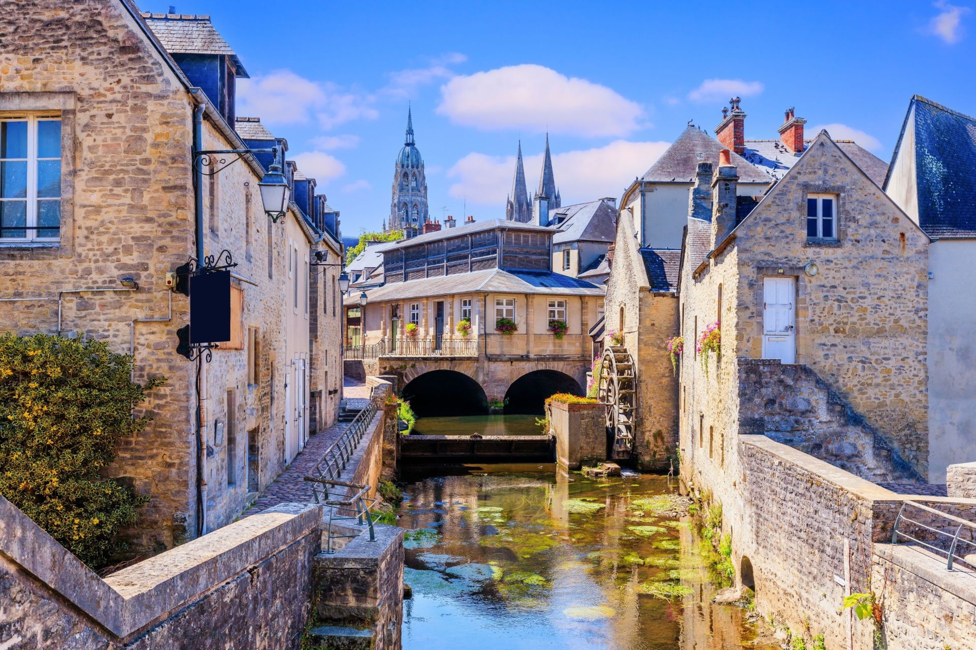 house 12 Rooms for sale on BAYEUX (14400)