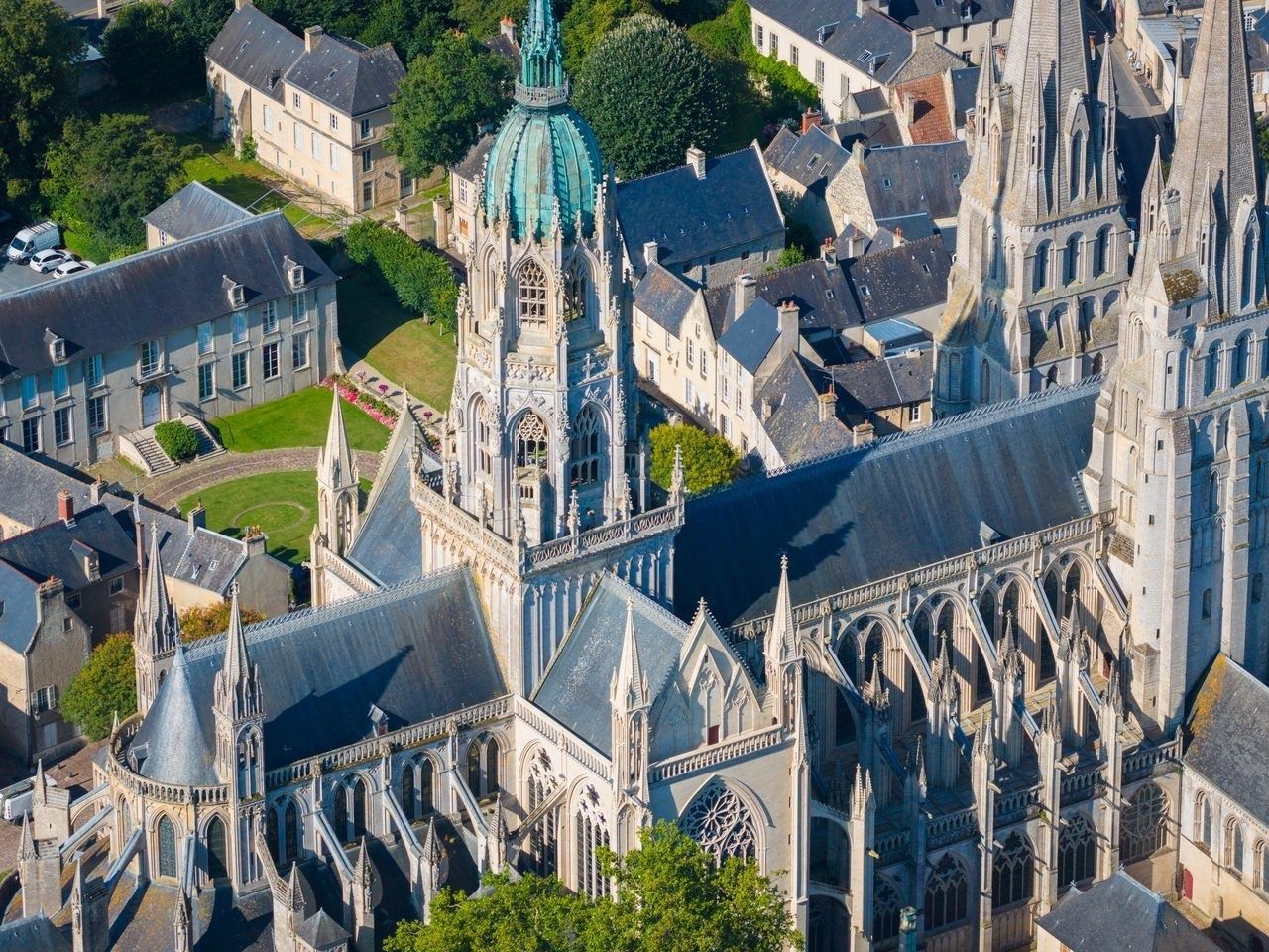 house 12 Rooms for sale on BAYEUX (14400)
